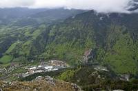 Hirschwang, rechts die Raxseilbahn