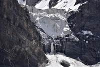 Seitengletscher (Sokalskogo Glacier) - Immer wieder donnert es und irgendwo brechen kleiner und größere Eisstücke ins Tal