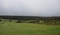 Ein Regenschauer zieht an uns vorbei und verhüllt den Hohen Lindkogel