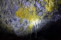 Schwefelablagerungen in einer Lavahöhle in der es noch sehr heiß ist